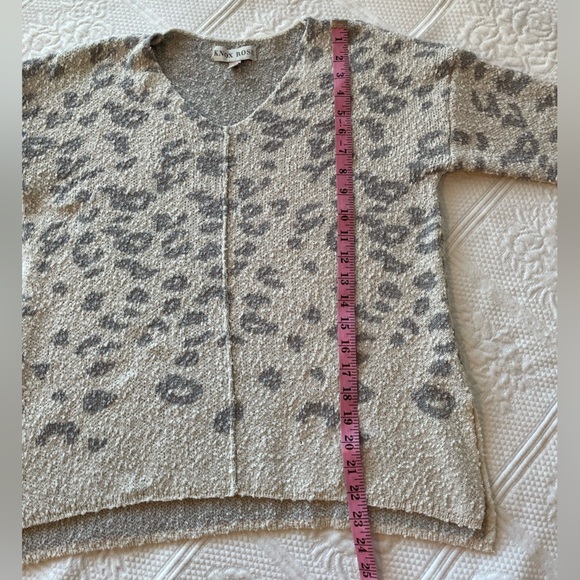 Knox Rose Leopard Print V-neck Sweater Cream Gray Small - Picture 11 of 11